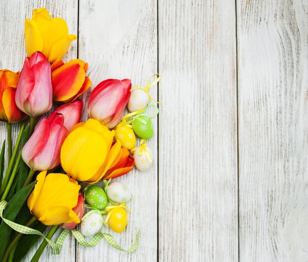 Huevos de pascua y tulipanes