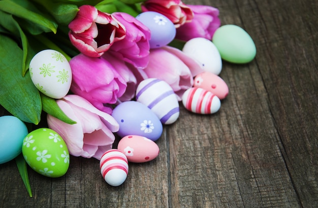 Huevos de pascua y tulipanes