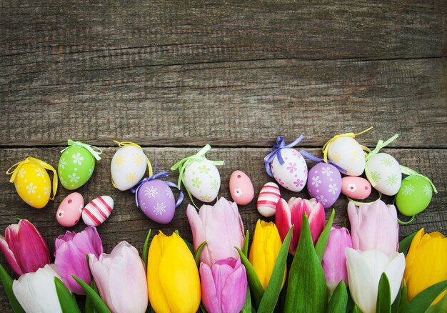 Huevos de pascua y tulipanes