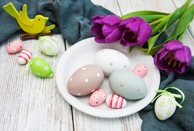 Huevos de pascua y tulipanes