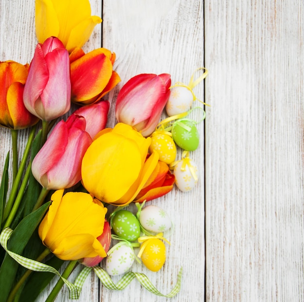 Huevos de pascua y tulipanes