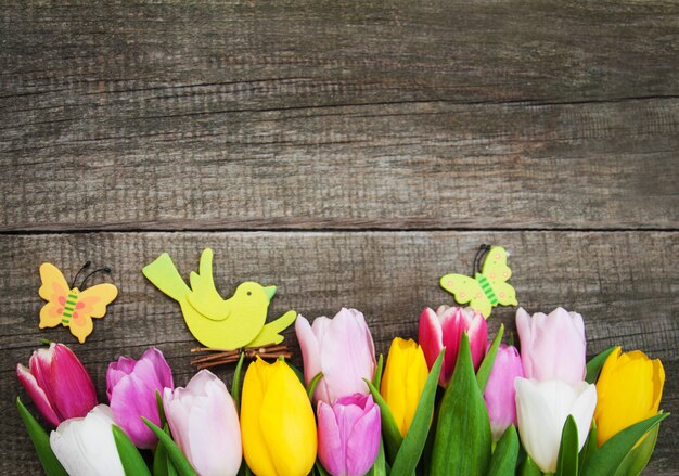 Huevos de pascua y tulipanes