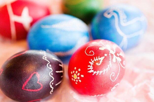 Huevos de Pascua ucranianos pintados a mano decorados con diseños populares utilizando un método resistente a la cera.