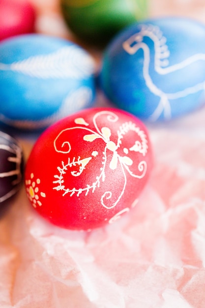 Huevos de Pascua ucranianos pintados a mano decorados con diseños populares utilizando un método resistente a la cera.