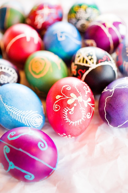 Huevos de Pascua ucranianos pintados a mano decorados con diseños populares utilizando un método resistente a la cera.