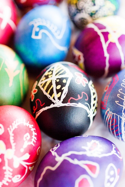 Foto huevos de pascua ucranianos pintados a mano decorados con diseños populares utilizando un método resistente a la cera.