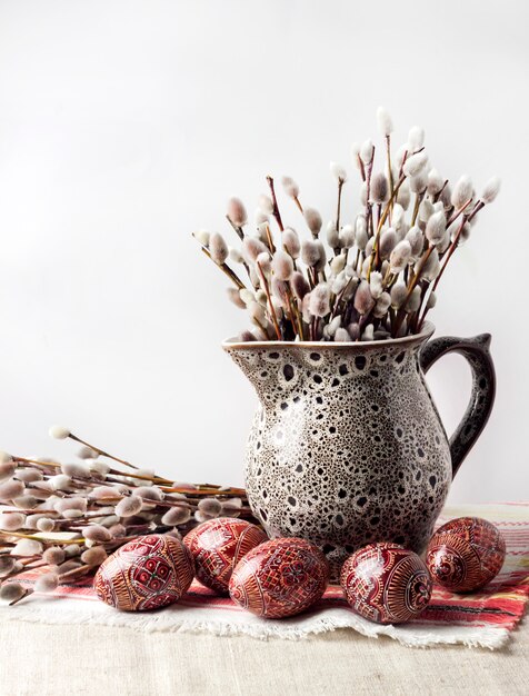 Foto huevos de pascua ucranianos tradicionales y decoración