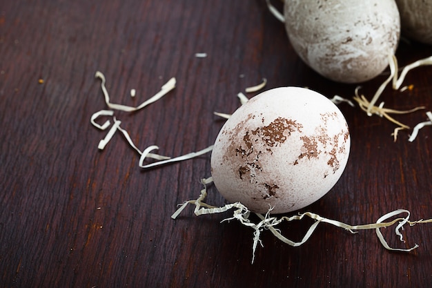 Huevos de Pascua en la vieja mesa marrón