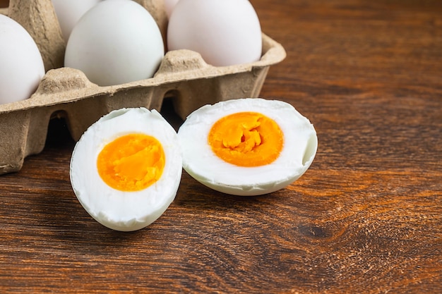 Huevos de pato blanco y comida de huevo salado en una mesa de madera