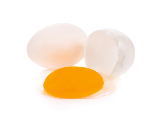 Huevos de pato rotos aislados sobre fondo blanco
