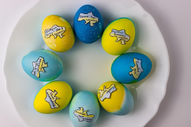Huevos patrióticos en los colores de la bandera de Ucrania con inscripciones Huevos azules y amarillos