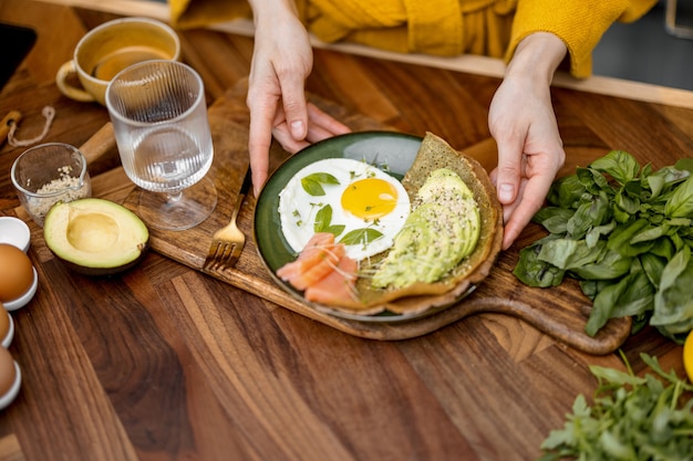 Huevos con pescado y aguacate para desayunar