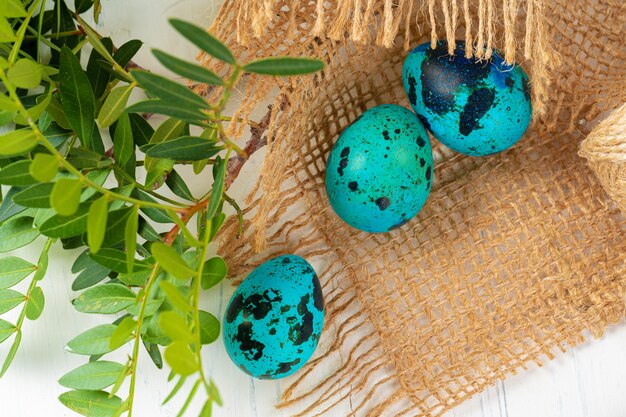 Huevos pintados de azul de cerca para Pascua