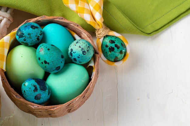 Huevos pintados de azul en un nido para Pascua