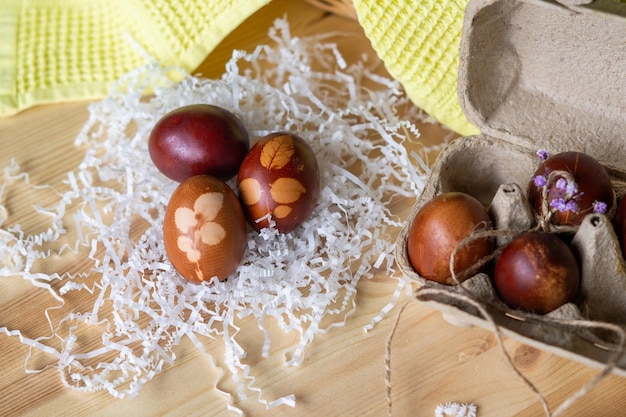 Los huevos pintados cocinados para Pascua están en una bandeja ecológica sobre la mesa