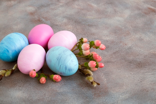 Huevos pintados de colores. Un placer para la Pascua.