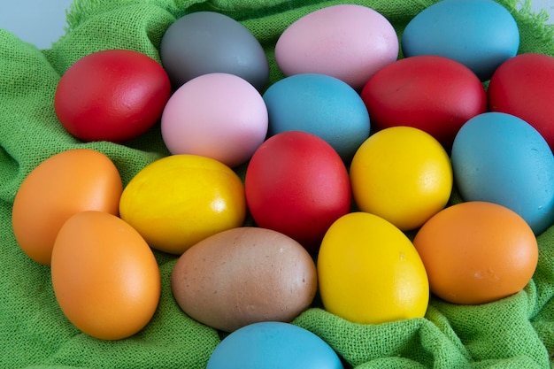 Huevos pintados en diferentes colores para celebrar Easte