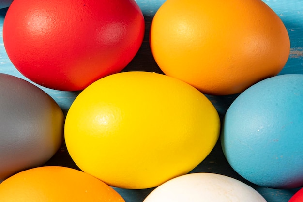 Huevos pintados de diferentes colores para simbolizar el paso de la Pascua cristiana