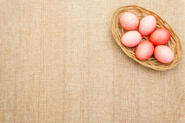 Huevos pintados de rosa para Pascua en el nido