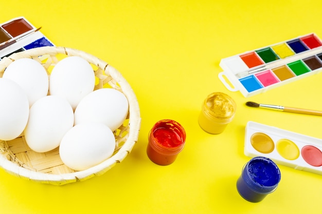 Huevos y pintura para Semana Santa.