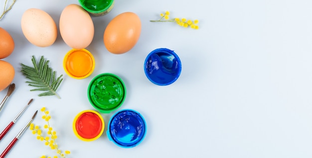 Foto huevos y pinturas. proceso de decoración de huevos de pascua. copie el espacio. vista superior.