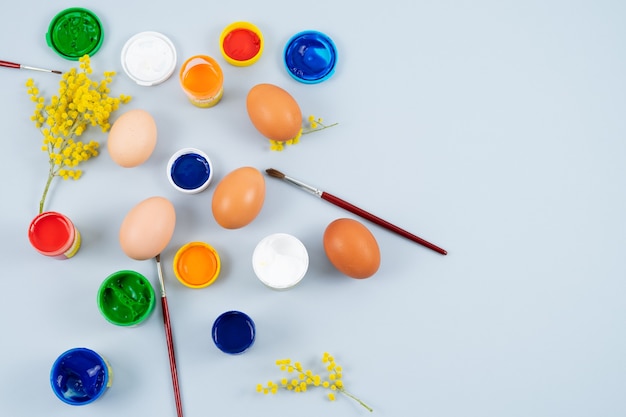 Huevos y pinturas. Proceso de decoración de huevos de Pascua. Copie el espacio. Vista superior.