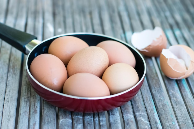 Huevos en un piso de madera viejo.