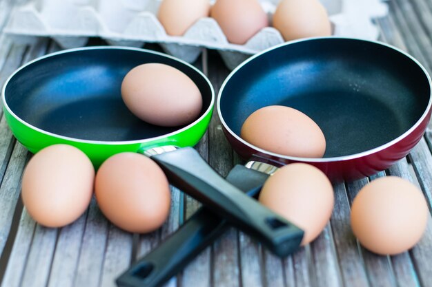 Huevos en un piso de madera viejo.