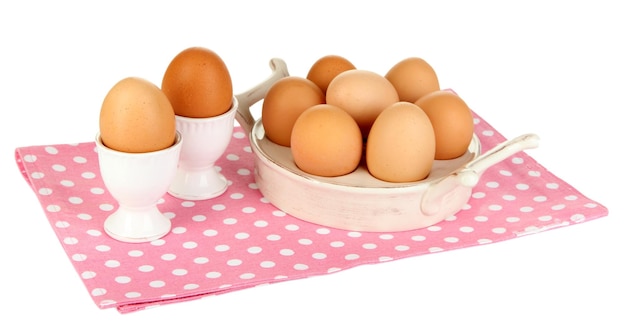 Huevos en placa para huevos aislados en blanco