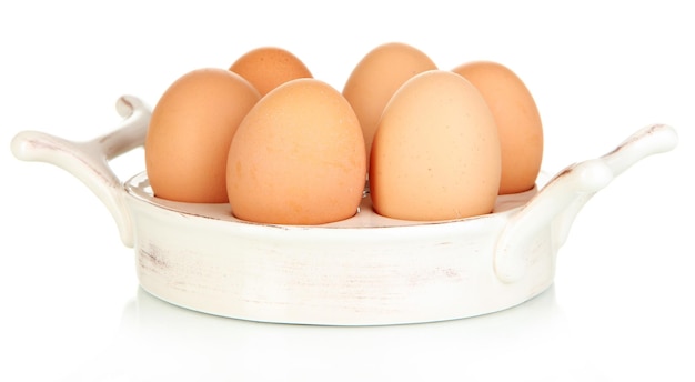 Huevos en placa para huevos aislados en blanco