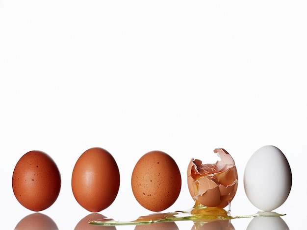 Huevos de pollo aislado sobre un fondo blanco Bodegón de cocina