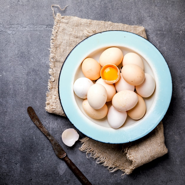 Huevos De Pollo Caseros En Un Recipiente De Metal