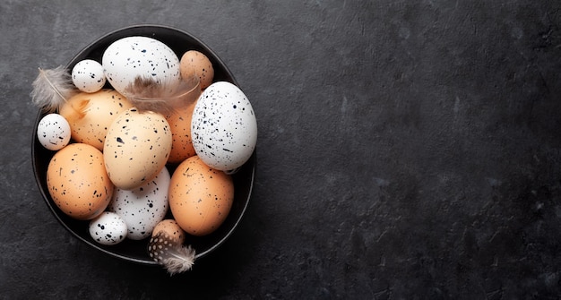 Huevos de pollo y codorniz en un tazón