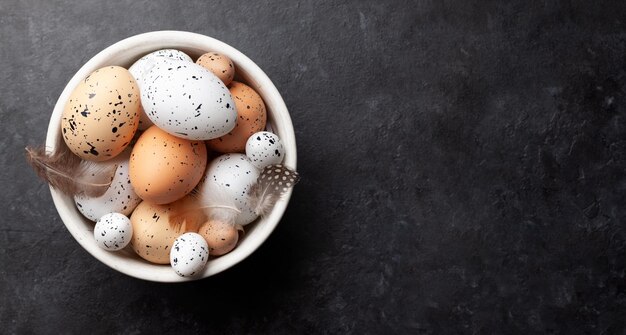 Huevos de pollo y codorniz en un tazón
