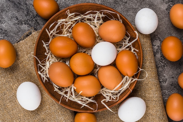 Foto huevos de pollo en cuenco sobre lienzo