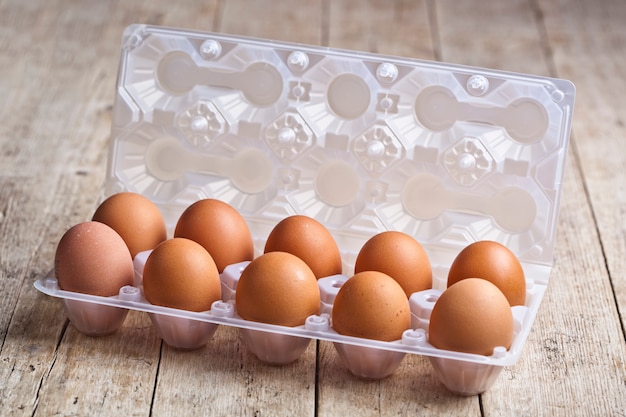 Huevos de pollo fresco en recipiente de plástico