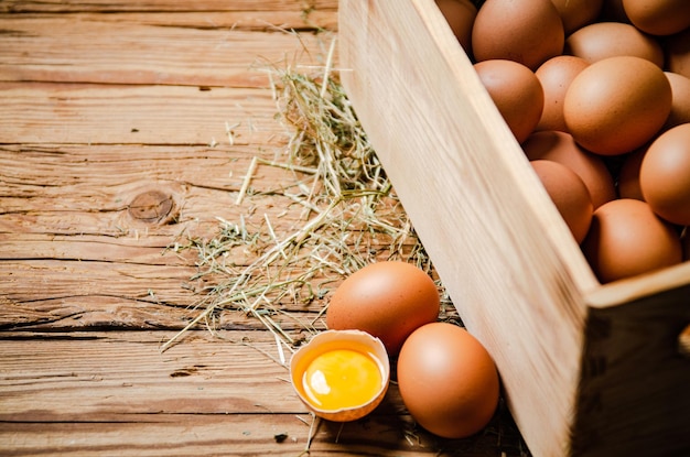 Huevos de pollo frescos en una caja vieja.