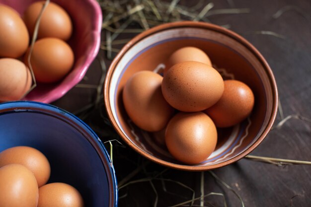 Huevos de pollo frescos en tazones Alimentos orgánicos