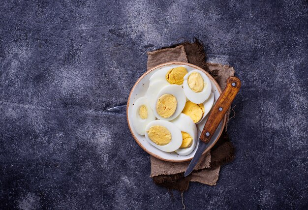 Huevos de pollo hervidos en rodajas en un plato