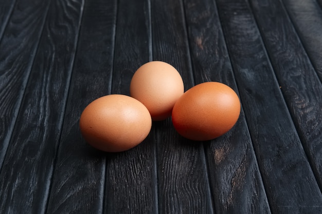 Huevos de pollo marrón de árbol en mesa de madera