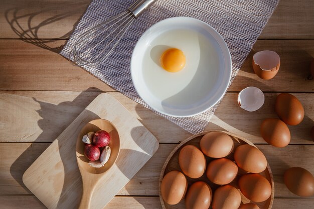 Los huevos se ponen en bandejas de madera y tienen huevos rotos.