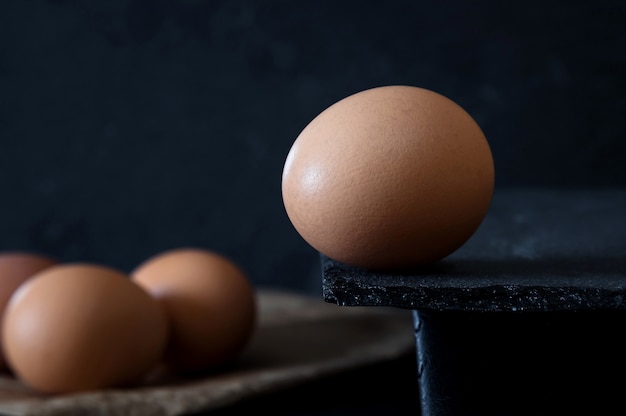 Huevos presentados en plato de pizarra