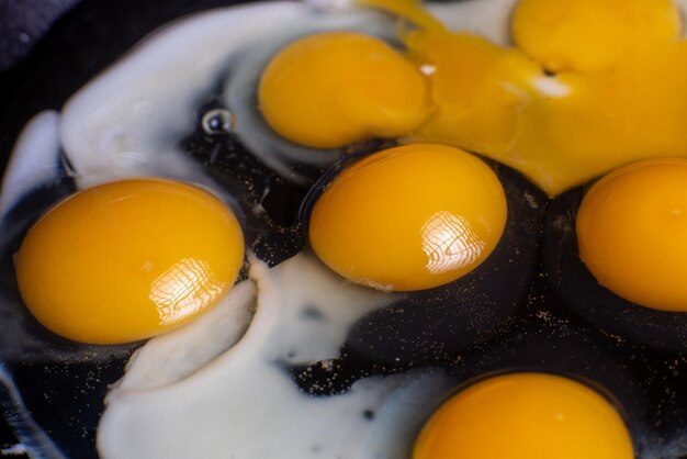 Huevos en el proceso de cocinar huevos revueltos en un plan genial