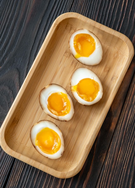 Foto huevos de ramen cortados por la mitad