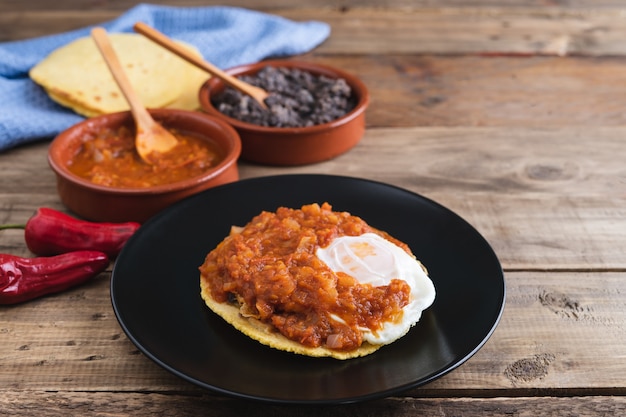 Huevos rancheros gericht, mexikanisches frühstück auf holzbasis. mexikanische küche. speicherplatz kopieren.