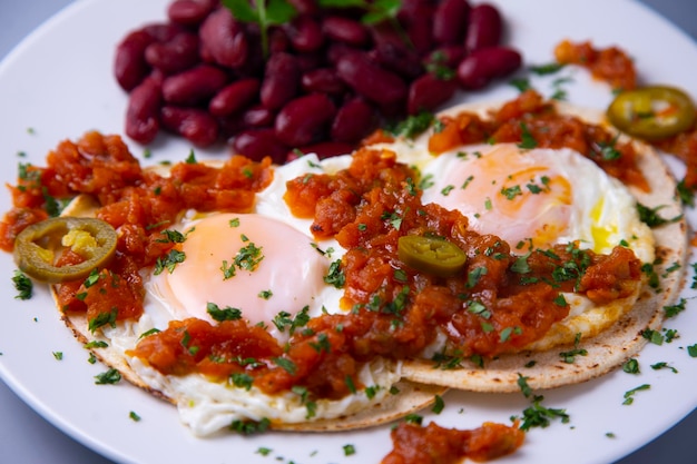 Huevos Rancheros sind ein traditionelles mexikanisches Frühstück, das im Wesentlichen aus Spiegeleiern auf Cor besteht