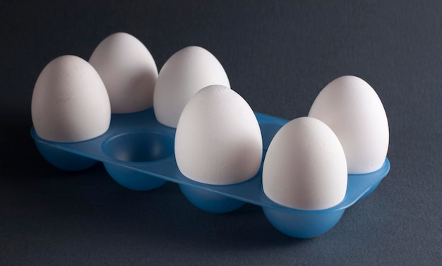 Huevos en un recipiente azul para huevos.