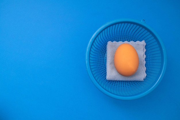 huevos en un recipiente de plástico pequeño