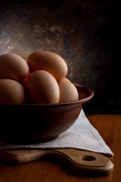 Huevos en un recipiente sobre una mesa de madera