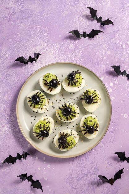 Huevos rellenos con una araña para Halloween